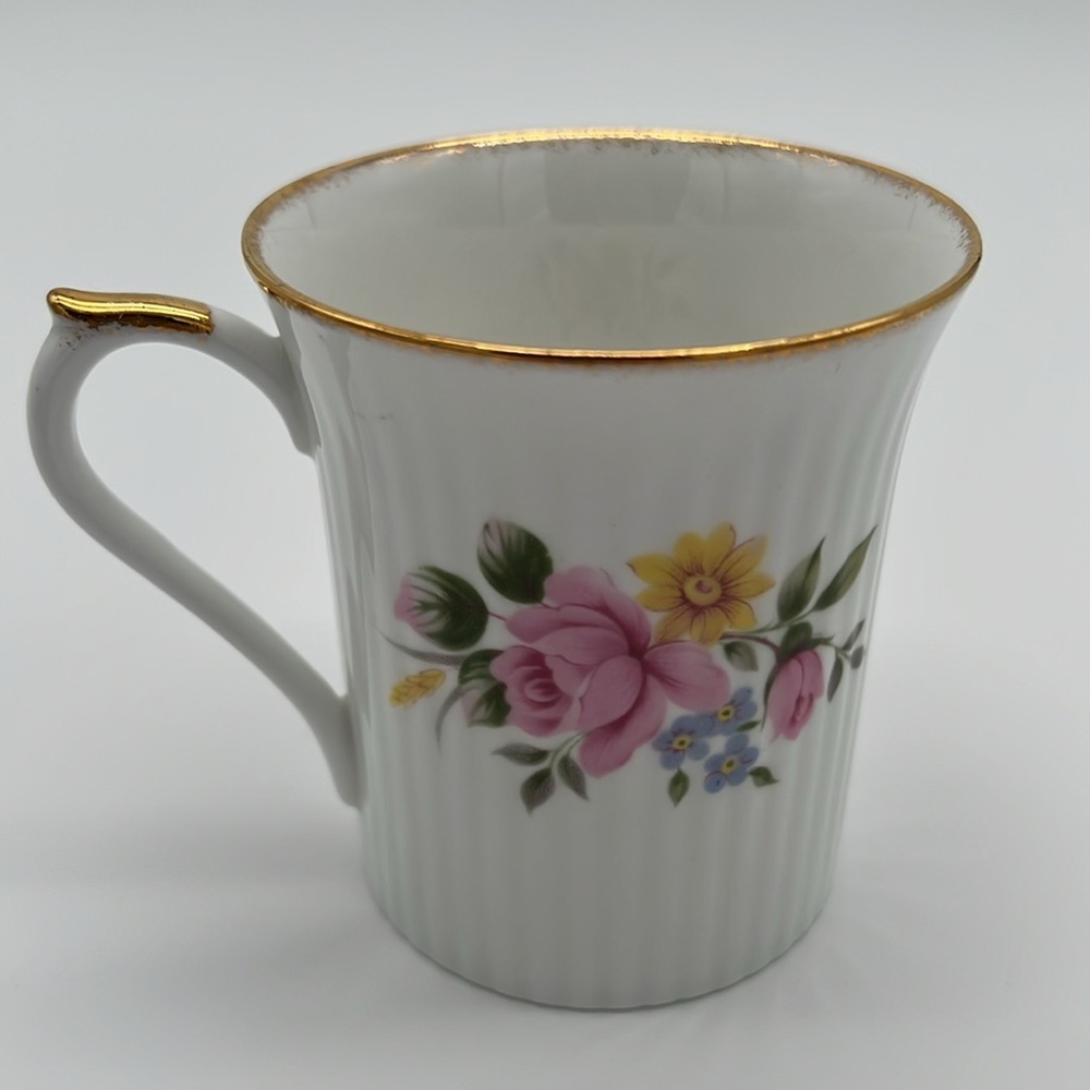 Regal Heritage Bone China Tea Mug with Gold Trim and Floral Pattern - Picture 3 of 10